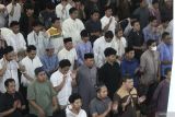 Warga Muhammadiyah melaksanakan shalat tarawih pertama di Masjid AR Fachruddin, Universitas Muhammadiyah Malang, Jawa Timur, Jumat (28/2/2025). Melalui metode hisab hakiki wujudul hilal,  Pimpinan Pusat (PP) Muhammadiyah menetapkan 1 Ramadhan 1446 Hijriah/2025 Masehi jatuh pada hari Sabtu (1/3). Antara Jatim/Ari Bowo Sucipto/um