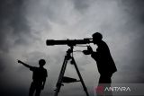 Pengamat mengamati hilal menggunakan teleskop di menara gedung Fakultas Kedokteran Kampus Universitas Islam Bandung (UNISBA) Bandung, Jawa Barat, Jumat (27/2/2025). Kementerian Agama melakukan pemantauan hilal atau rukyatul hilal di 125 titik lokasi di seluruh Indonesia guna menentukan 1 Ramadhan 1446 H. ANTARA FOTO/Raisan Al Farisi/agr