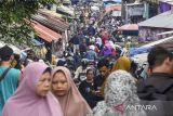 Pengujung memadati pasar tradisional di Kabupaten Ciamis, Jawa Barat, Jumat (28/2/2025). Jelang Ramadan pengunjung yang berbelanja berbagai kebutuhan untuk menyambut bulan puasa 1446 H meningkat dibanding hari biasanya. ANTARA FOTO/Adeng Bustomi/agr