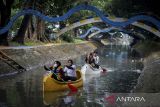 Sejumlah warga mendayung perahu kano di aliran Kali Sipon, Kota Tangerang, Banten, Sabtu (1/3/2025). Pemerintah Kota Tangerang membuka kembali wisata perahu kano gratis selama bulan Ramadhan untuk warga mengisi waktu luang menunggu adzan Maghrib. ANTARA FOTO/Putra M. Akbar/gp