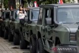 Warga menaiki Kendaraan Khusus (ransus) Jeep Maung MV3 Pindad untuk swafoto Di Gedung Sate, Bandung, Jawa Barat, Sabtu (1/3/2025). Kirab tersebut bertujuan memperkenalkan kepada masyarakat atas Ransus operasional TNI-POLRI hasil produk industri pertahanan Indonesia yang digunakan sebagai kendaraan dalam menjaga stabilitas keamanan nasional sekaligus bukti dukungan penguatan industri pertahanan nasional. ANTARA FOTO/Novrian Arbi/agr