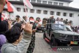 Sekjen Kemhan RI Letjen TNI Tri Budi Utomo (kanan) bersama Dirut PT Len Industri Joga Dharma (kedua kanan) dan Staf Khusus Menteri Pertahanan Bidang Komunikasi Sosial dan Publik Deddy Corbuzier (kiri) menyapa warga saat menaiki Kendaraan Khusus (ransus) Jeep Maung MV3 Pindad  saat kirab di Gedung Sate, Bandung, Jawa Barat, Sabtu (1/3/2025). Kirab tersebut bertujuan memperkenalkan kepada masyarakat atas Ransus operasional TNI-POLRI hasil produk industri pertahanan Indonesia yang digunakan sebagai kendaraan dalam menjaga stabilitas keamanan nasional sekaligus bukti dukungan penguatan industri pertahanan nasional. ANTARA FOTO/Novrian Arbi/agr