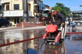 Pekerja melakukan pembenahan jalan di kawasan Titik Nol Kota Madiun, Jawa Timur, Sabtu (1/3/2025). Pembenahan tersebut dilakukan karena di kawasan tersebut sering terjadi kecelakaan akibat sepeda motor tergelincir pada saat hujan. Antara Jatim/Siswowidodo/mas.