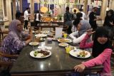 Pengunjung menikmati hidangan saat buka puasa bersama di Fushimi Restoran, Batu, Jawa Timur, Sabtu (1/3/2025). Di hari pertama puasa sejumlah warga memilih berbuka bersama keluarga atau rekan kerja di restoran dan ruang publik setempat untuk mempererat tali silaturahim. ANTARA Jatim/Ari Bowo Sucipto/mas.
