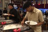 Pengunjung megambil hidangan saat buka puasa bersama di Fushimi Restoran, Batu, Jawa Timur, Sabtu (1/3/2025). Di hari pertama puasa sejumlah warga memilih berbuka bersama keluarga atau rekan kerja di restoran dan ruang publik setempat untuk mempererat tali silaturahim. ANTARA Jatim/Ari Bowo Sucipto/mas.