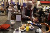 Seorang ibu menyuapi anaknya saat buka puasa bersama di Fushimi Restoran, Batu, Jawa Timur, Sabtu (1/3/2025). Di hari pertama puasa sejumlah warga memilih berbuka bersama keluarga atau rekan kerja di restoran dan ruang publik setempat untuk mempererat tali silaturahim. ANTARA Jatim/Ari Bowo Sucipto/mas.