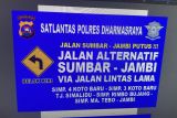 Polisi alihkan arus karena jalan Sumbar-Jambi lumpuh total