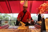 Seorang koki memasak hidangan iftar ramadhan dan menyajikan langsung kepada pengunjung di Onsen Hot Spring Resort, Batu, Jawa Timur, Sabtu (1/3/2025). Sejumlah hotel dan restoran memanfaatkan momentum bulan Ramadhan untuk menarik minat konsumen dengan menawarkan menu iftar atau hidangan buka puasa. ANTARA Jatim/Ari Bowo Sucipto/mas.