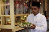 Pramusaji membawa hidangan Iftar Ramadhan di Onsen Hot Spring Resort, Batu, Jawa Timur, Sabtu (1/3/2025). Sejumlah hotel dan restoran memanfaatkan momentum bulan Ramadhan untuk menarik minat konsumen dengan menawarkan menu iftar atau hidangan buka puasa. ANTARA Jatim/Ari Bowo Sucipto/mas.