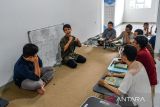 Santri tuna rungu berdiskusi menggunakan bahasa isyarat terkait pelajaran fiqih di Pesantren Tuna Rungu Rumah Quran Isyaroh, Bandung, Jawa Barat, Minggu (2/3/2025). Sebanyak 60 santri tuna rungu dari berbagai kota di Jawa Barat mengikuti kegiatan seperti hafalan dengan bahasa isyarat serta kajian fiqih di Pesantren Tuna Rungu Rumah Quran Isyaroh pada minggu pertama Ramadhan. ANTARA FOTO/Raisan Al Farisi/agr
