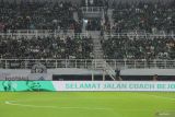 Papan digital stadion menampilkan ucapan belasungkawa kepada Bejo Sugiantoro di sela pertandingan BRI Liga 1 antara Persebaya Surabaya melawan Persib Bandung di Stadion Gelora Bung Tomo, Surabaya, Jawa Timur, Sabtu (1/3/2025). Penyerahan cenderamata dan pemutaran video tersebut sebagai bentuk penghormatan kepada Legenda Persebaya Surabaya sekaligus pelatih kepala Deltras FC Bejo Sugiantoro yang meninggal pada Selasa (25/2) akibat serangan jantung. ANTARA Jatim/Rizal Hanafi/mas.
