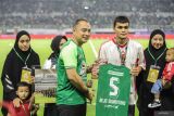 Wali Kota Surabaya Eri Cahyadi (tengah) menyerahkan cenderamata kepada istri dan anak Bejo Sugiantoro Yetty Rachmawati (kedua kiri), Rachmat Irianto (kedua kanan) dan Aisyah Rachma (kiri) di sela pertandingan BRI Liga 1 antara Persebaya Surabaya melawan Persib Bandung di Stadion Gelora Bung Tomo, Surabaya, Jawa Timur, Sabtu (1/3/2025). Penyerahan cenderamata dan pemutaran video tersebut sebagai bentuk penghormatan kepada Legenda Persebaya Surabaya sekaligus pelatih kepala Deltras FC Bejo Sugiantoro yang meninggal pada Selasa (25/2) akibat serangan jantung. ANTARA Jatim/Rizal Hanafi/mas.