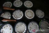 Perajin menata ember berisi  tahu saat produksi di pabrik Industri Kecil Menengah (IKM) Tahu Timbul Jaya, Banda Aceh, Aceh, Minggu (2/3/2025). Menurut pelaku usaha di daerah itu,  produksi tahu pada awal Ramadhan 1446 Hijriah meningkat drastis   dengan kebutuhan kacang kedelai mencapai satu ton per hari , sedangkan sebelum Ramadhan sebanyak  500 kilogram kacang kedelai per hari,  sementara harga penjualan tahu tetap normal sehubungan harga kacang kedelai impor  masih stabil yakni Rp.9.800 per kilogram. ANTARA FOTO/Ampelsa.
