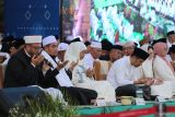 Gubernur dan Wakil Gubernur Jawa Timur Khofifah Indar Parawansa (ketiga kiri) dan Emil Elestianto Dardak (ketiga kanan) berdoa saat menghadiri tasyakuran dan doa bersama penyambutan Gubernur dan Wakil Gubernur Jawa Timur di halaman Gedung Negara Grahadi, Surabaya, Jawa Timur, Minggu (2/3/2025). Pemprov Jawa Timur menggelar tasyakuran dan doa bersama menyambut Gubernur dan Wakil Gubernur Jawa Timur periode 2025-2030 Khofifah Indar Parawansa dan Emil Elestianto Dardak yang dihadiri tokoh agama, perwakilan partai politik, masyarakat, organisasi kepemudaan dan perempuan serta anggota Pramuka Kwarda Jawa Timur. ANTARA Jatim/Moch Asim.