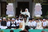 Gubernur Jawa Timur Khofifah Indar Parawansa (tengah) menyampaikan sambutan saat tasyakuran dan doa bersama penyambutan Gubernur dan Wakil Gubernur Jawa Timur di halaman Gedung Negara Grahadi, Surabaya, Jawa Timur, Minggu (2/3/2025). Pemprov Jawa Timur menggelar tasyakuran dan doa bersama menyambut Gubernur dan Wakil Gubernur Jawa Timur periode 2025-2030 Khofifah Indar Parawansa dan Emil Elestianto Dardak yang dihadiri tokoh agama, perwakilan partai politik, masyarakat, organisasi kepemudaan dan perempuan serta anggota Pramuka Kwarda Jawa Timur. ANTARA Jatim/Moch Asim.