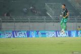 Penjaga gawang PSM Makassar M. Reza Arya Pratama berselebrasi usai rekannya mencetak gol ke gawang Madura United pada pertandingan BRI Liga 1 di Stadion Gelora Bangkalan, Bangkalan, Jawa Timur, Minggu (2/3/2025). PSM Makassar mengalahkan Madura United dengan skor 3-1. Antara Jatim/Rizal Hanafi/um