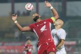 Pesepak bola Madura United Youssef Ezzejjari (kanan) berebut bola dengan pesepak bola PSM Makassar Yuran Fernandes (kiri) pada pertandingan BRI Liga 1 di Stadion Gelora Bangkalan, Bangkalan, Jawa Timur, Minggu (2/3/2025). PSM Makassar mengalahkan Madura United dengan skor 3-1. Antara Jatim/Rizal Hanafi/um