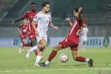 Pesepak bola Madura United Iran Junior (tengah) berusaha melewati adangan pesepak bola PSM Makassar Victor Luiz Prestes (kanan) pada pertandingan BRI Liga 1 di Stadion Gelora Bangkalan, Bangkalan, Jawa Timur, Minggu (2/3/2025). PSM Makassar mengalahkan Madura United dengan skor 3-1. Antara Jatim/Rizal Hanafi/um