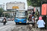 Pemkot Semarang  segera beton halte Trans Semarang yang bergelombang