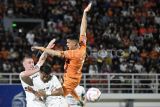 Pesepak bola Borneo FC Samarinda Matheus Antonio De Sousa Santos (kanan) didorong pesepak bola Persis Solo Eduardi Lecke Kunde (kiri) dalam pertandingan lanjutan Liga 1 di Stadion Segiri Samarinda, Kalimantan Timur, Minggu (2/3/2025). Borneo FC Samarinda dikalahkan Persis Solo dengan skor 0-1. Antara Kaltim/M Risyal Hidayat