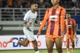 Borneo FC lawan Persis Solo. Pesepak bola Persis Solo Jose Cleylton De Morais Dos Santos (kiri) berselebrasi usai mencetak gol ke gawang Borneo FC Samarinda dalam pertandingan lanjutan Liga 1 di Stadion Segiri Samarinda, Kalimantan Timur, Minggu (2/3/2025). Borneo FC Samarinda dikalahkan Persis Solo dengan skor 0-1. Antara Kaltim/M Risyal Hidayat