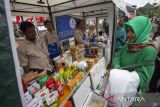 Pengunjung melihat produk UMKM yang dijual saat Festival Ramadhan di Alun-alun Indramayu, Jawa Barat, Senin (3/3/2025). Pemda Indramayu menggelar Festival Ramadhan yang diisi dengan berbagai kegiatan seperti lomba busana muslim, lomba tahfidz Al Quran, promosi pasar rakyat serta bazar UMKM yang bertujuan untuk mempromosikan produk unggulan dan menjaga stabilitas ekonomi saat bulan Ramadhan. ANTARA FOTO/Dedhez Anggara/agr
