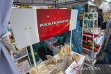 Pengunjung melihat produk UMKM yang dijual saat Festival Ramadhan di Alun-alun Indramayu, Jawa Barat, Senin (3/3/2025). Pemda Indramayu menggelar Festival Ramadhan yang diisi dengan berbagai kegiatan seperti lomba busana muslim, lomba tahfidz Al Quran, promosi pasar rakyat serta bazar UMKM yang bertujuan untuk mempromosikan produk unggulan dan menjaga stabilitas ekonomi saat bulan Ramadhan. ANTARA FOTO/Dedhez Anggara/agr
