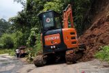 BPBD OKU Selatan bersihkan  material longsor di jalan Desa Saung Naga