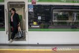 Penumpang turun dari kereta feeder Whoosh di Stasiun Cimahi, Kota Cimahi, Jawa Barat, Senin (3/3/2025). Badan Pusat Statistik (BPS) Provinsi Jawa Barat mencatat jumlah penumpang kereta api yang berangkat dari Jawa Barat melalui Daop 2 Bandung dan Daop 3 Cirebon pada Januari 2025 sebanyak 2,14 juta orang atau turun sebesar 5,23 persen dibandingkan Desember 2024, sedangkan secara year on year (yoy) meningkat sebesar 28,00 persen. ANTARA FOTO/Abdan Syakura/agr

