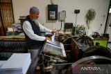 Pekerja memproduksi Al Quran Braille di Percetakan Yayasan Penyantun Wyata Guna, Bandung, Jawa Barat, Senin (3/3/2025). Al Quran braille yang dicetak menggunakan mesin cetak Thomson, satu-satunya mesin yang masih beroperasi di Indonesia tersebut mencetak sebanyak 30 set Al Quran braille untuk Balai Pustaka Jakarta pada Bulan Suci Ramadhan tahun ini. ANTARA FOTO/Raisan Al Farisi/agr