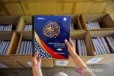 Pekerja memeriksa lembaran Al Quran Braille yang telah selesai di produksi di Percetakan Yayasan Penyantun Wyata Guna, Bandung, Jawa Barat, Senin (3/3/2025). Al Quran braille yang dicetak menggunakan mesin cetak Thomson, satu-satunya mesin yang masih beroperasi di Indonesia tersebut mencetak sebanyak 30 set Al Quran braille untuk Balai Pustaka Jakarta pada Bulan Suci Ramadhan tahun ini. ANTARA FOTO/Raisan Al Farisi/agr