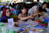 Sejumlah pengunjung memilih jajanan berbuka puasa yang dijual pedagang di Pasar Juadah Ramadhan 1446 Hijriah di Masjid Raya Mujahidin, Pontianak, Kalimantan Barat, Senin (3/3/2025). Pasar Juadah tersebut menjadi salah satu destinasi warga setempat untuk membeli hidangan berbuka puasa selama bulan Ramadhan. ANTARA FOTO/Jessica Wuysang