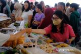 Sejumlah pengunjung memilih jajanan berbuka puasa yang dijual pedagang di Pasar Juadah Ramadhan 1446 Hijriah di Masjid Raya Mujahidin, Pontianak, Kalimantan Barat, Senin (3/3/2025). Pasar Juadah tersebut menjadi salah satu destinasi warga setempat untuk membeli hidangan berbuka puasa selama bulan Ramadhan. ANTARA FOTO/Jessica Wuysang