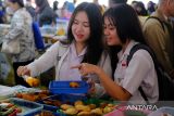 Sejumlah pengunjung memilih jajanan berbuka puasa yang dijual pedagang di Pasar Juadah Ramadhan 1446 Hijriah di Masjid Raya Mujahidin, Pontianak, Kalimantan Barat, Senin (3/3/2025). Pasar Juadah tersebut menjadi salah satu destinasi warga setempat untuk membeli hidangan berbuka puasa selama bulan Ramadhan. ANTARA FOTO/Jessica Wuysang