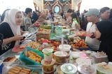 Sejumlah warga membeli takjil di Bazar Ramadhan di Masjid Raya Mujahidin, Pontianak, Kalimantan Barat, Senin (3/3/2025). Bazar Ramadhan atau Pasar Juadah tersebut menjual beragam macam hidangan berbuka puasa seperti takjil, lauk pauk dan minuman segar. ANTARA KALBAR/Taras Dwi Diyanti/jw