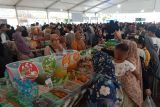 Sejumlah warga membeli takjil di Bazar Ramadhan di Masjid Raya Mujahidin, Pontianak, Kalimantan Barat, Senin (3/3/2025). Bazar Ramadhan atau Pasar Juadah tersebut menjual beragam macam hidangan berbuka puasa seperti takjil, lauk pauk dan minuman segar. ANTARA KALBAR/Taras Dwi Diyanti/jw