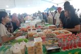 Sejumlah warga membeli takjil di Bazar Ramadhan di Masjid Raya Mujahidin, Pontianak, Kalimantan Barat, Senin (3/3/2025). Bazar Ramadhan atau Pasar Juadah tersebut menjual beragam macam hidangan berbuka puasa seperti takjil, lauk pauk dan minuman segar. ANTARA KALBAR/Taras Dwi Diyanti/jw