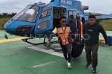 Petugas membawa kantong berisi jenazah pendaki Puncak Carstensz Pyramid yang berhasil dievakuasi di Helipad Bandara UPBU Mozes Kilangin Timika, Kabupaten Mimika, Provinsi Papua Tengah, Minggu (2/3/2025). Polres Mimika menyebut dua orang meninggal dunia dalam pendakian Puncak Carstensz Pyramid yaitu atas nama Elsa Laksono danÂ Lilie Wijayanti Poegiono. ANTARA FOTO/HO/Polda Papua Tengah/sgd/nym.