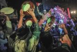 Peserta Festival Arakan Sahur memainkan alat musik saat melintasi kawasan Tugu Kemerdekaan Kuala Tungkal di Tanjung Jabung Barat, Jambi, Minggu (2/3/2025). Festival yang berawal dari upaya pelestarian tradisi membangunkan sahur tersebut digelar setiap Sabtu malam hingga Minggu dini hari selama Ramadhan dengan diikuti belasan peserta dari perwakilan remaja masjid dan komunitas. ANTARA FOTO/Wahdi Septiawan/foc.
