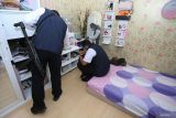 Petugas Badan Narkotika Nasional Provinsi (BNNP) Jawa Timur melakukan penggeledahan di salah satu kamar rumah di Dusun Rabesan Barat, Desa Parseh, Kecamatan Socah, Bangkalan, Jawa Timur, Senin (3/3/2025). Penggeledahan yang dilakukan BNNP Jatim di rumah salah satu daftar pencarian orang (DPO) berinisial MLS tersebut guna mencari bukti-bukti tambahan terkait kasus peredaran narkoba jenis sabu seberat 14,86 kilogram yang didapatkan dari tersangka AM usai ditangkap pada Rabu (19/2). ANTARA Jatim/Moch Asim.