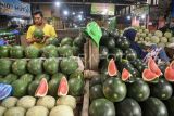 Pedagang menata buah semangka yang dijual di Pasar Segiri, Samarinda, Kalimantan Timur, Selasa (4/3/2025). Menurut pedagang saat bulan Ramadhan permintaan buah-buahan seperti melon, semangka, blewah, timun suri hingga pepaya mengalami peningkatan sebesar 15 hingga 40 persen dibandingkan hari biasa. Antara Kaltim/M Risyal Hidayat