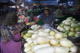 Pedagang melayani penjualan timun suri yang dijual di Pasar Segiri, Samarinda, Kalimantan Timur, Selasa (4/3/2025). Menurut pedagang saat bulan Ramadhan permintaan buah-buahan seperti melon, semangka, blewah, timun suri hingga pepaya mengalami peningkatan sebesar 15 hingga 40 persen dibandingkan hari biasa. Antara Kaltim/M Risyal Hidayat