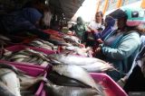 Warga memilih ikan laut di Pasar Setonobetek, Kota Kediri, Jawa Timur, Selasa (4/3/2025). Data dari Badan Pusat Statistik (BPS) menyebutkan pada Februri 2025 terjadi deflasi year on year Provinsi Jawa Timur sebesar 0,03 persen dengan Indeks Harga Konsumen (IHK) sebesar 105,90 kemudian deflasi terdalam terjadi di Kota Kediri sebesar 0,98 persen dengan IHK sebesar 104,50 dan deflasi terendah terjadi di Kota Srabaya sebesar 0,07 persen dengan IHK sebesar 105,78 persen. ANTARA Jatim/Prasetia Fauzani/mas.
