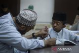 Guru mengajarkan siswa penyandang tuna rungu membaca Iqra menggunakan bahasa isyarat di Masjid Raya Al-Azhom, Kota Tangerang, Banten, Selasa (4/3/2025). Kegiatan belajar mengaji yang diikuti 45 siswa   tersebut agar para penyandang tuna rungu mendapatkan kesempatan mendalami ilmu agama serta membaca Al-Quran dengan baik dan benar. ANTARA FOTO/Putra M. Akbar/gp