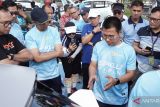 General Manager PT PLN (Persero) Unit Induk Distribusi Kalimantan Selatan dan Kalimantan Tengah Ahmad Syauki menjelaskan cara kerja fasilitas Stasiun Pengisian Kendaraan Listrik Umum (SPKLU) kepada peserta termasuk Forum BUMN, komunitas olahraga, serta perwakilan PLN Group dan Angkasa Pura, Komandan Lanud Syamsudin Noor serta Kepala Kantor Wilayah Direktorat Jenderal Perbendaharaan Kalsel Syafriadi di kawasan Bandara Syamsudin Noor Banjarmasin di Banjarbaru, Jumat (28/2/2025).