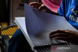 Santri tuna netra membaca Al Quran Braille di Pesantren Tunanetra Sam'an Darushudur di Cimenyan, Kabupaten Bandung, Jawa Barat, Selasa (4/3/2025). Sebanyak 20 santri tuna netra dari berbagai kota di Indonesia mengikuti kegiatan seperti hafalan Al Quran serta sejarah Nabi di Pesantren khusus Tuna Netra Sam'an Darushudur pada minggu pertama Ramadhan. ANTARA FOTO/Raisan Al Farisi/agr
