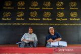 Santri tuna netra membaca Al Quran Braille di Pesantren Tunanetra Sam'an Darushudur di Cimenyan, Kabupaten Bandung, Jawa Barat, Selasa (4/3/2025). Sebanyak 20 santri tuna netra dari berbagai kota di Indonesia mengikuti kegiatan seperti hafalan Al Quran serta sejarah Nabi di Pesantren khusus Tuna Netra Sam'an Darushudur pada minggu pertama Ramadhan. ANTARA FOTO/Raisan Al Farisi/agr