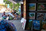 Sejumlah seniman melukis bersama pada acara ngabuburit seniman lukis di Ketapang, Banyuwangi, Jawa Timur, Selasa (4/3/2025). Memanfaatkan waktu menjelang berbuka puasa sejumlah seniman lukis di Banyuwangi mengadakan acara melukis bersama sebagai upaya mengenalkan karyanya kepada masyarakat luas guna membuka peluang ekonomi bagi para seniman. ANTARA Jatim/Budi Candra Setya/mas.