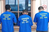 Tiga dari delapan tersangka tindak pidana narkotika dihadirkan dalam rilis kasus dan pemusnahan yang digelar BNNP Kalbar di Pontianak, Kalimantan Barat, Selasa (4/3/2025). BNNP Kalimantan Barat memusnahkan barang bukti hasil sitaan dari lima kasus tindak pidana narkotika yang berbeda yaitu berupa 9,97 kilogram sabu asal Malaysia dan 6 kilogram ganja dari Medan (Sumatra Utara), serta menangkap delapan pelaku di Pontianak, Sambas dan Sintang.ANTARA /Taras/Jhw