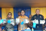 Kepala BNNP Kalimantan Barat Sumirat Dwiyanto (tengah) bersama Kepala Kanwil Ditjen Bea dan Cukai Kalbagbar Imik Eko Putro (kanan) dan Kepala Satuan Polisi Pamong Praja Provinsi Kalimantan Barat Suherman (kiri) memegang barang bukti saat rilis kasus dan pemusnahan di Pontianak, Kalimantan Barat, Selasa (4/3/2025). BNNP Kalimantan Barat memusnahkan barang bukti hasil sitaan dari lima kasus tindak pidana narkotika yang berbeda yaitu berupa 9,97 kilogram sabu asal Malaysia dan 6 kilogram ganja dari Medan (Sumatra Utara), serta menangkap delapan pelaku di Pontianak, Sambas dan Sintang.ANTARA /Taras/Jhw